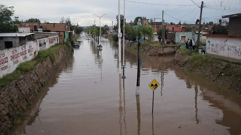 Intensas lluvias provocan inundación en el bulevar Primo de Verdad de la ciudad de Durango 